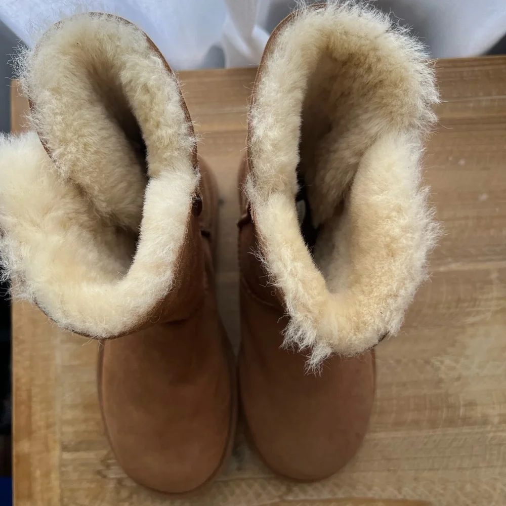 UGG Bailey Button II Sheepskin-Lined Suede Boots Women’s Size 6 in Chestnut